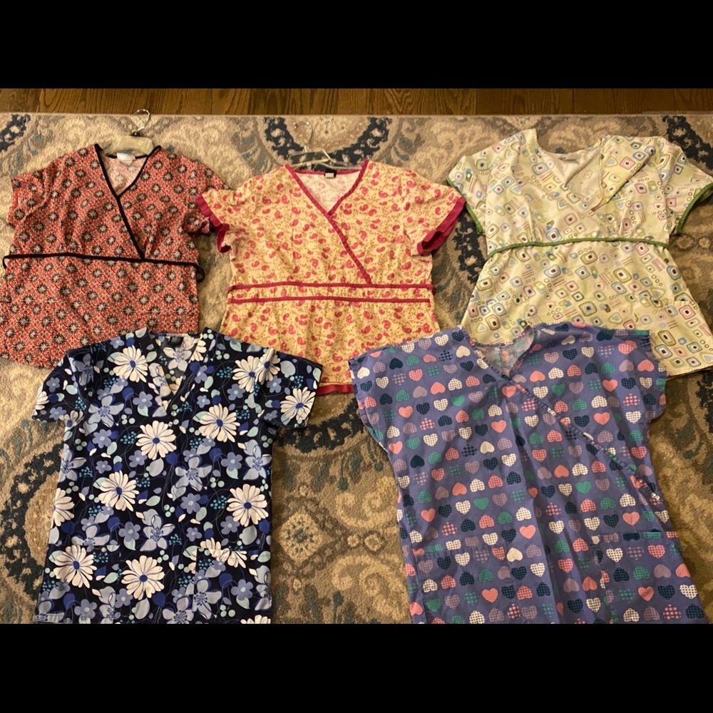 Set of 5 large scrub tops